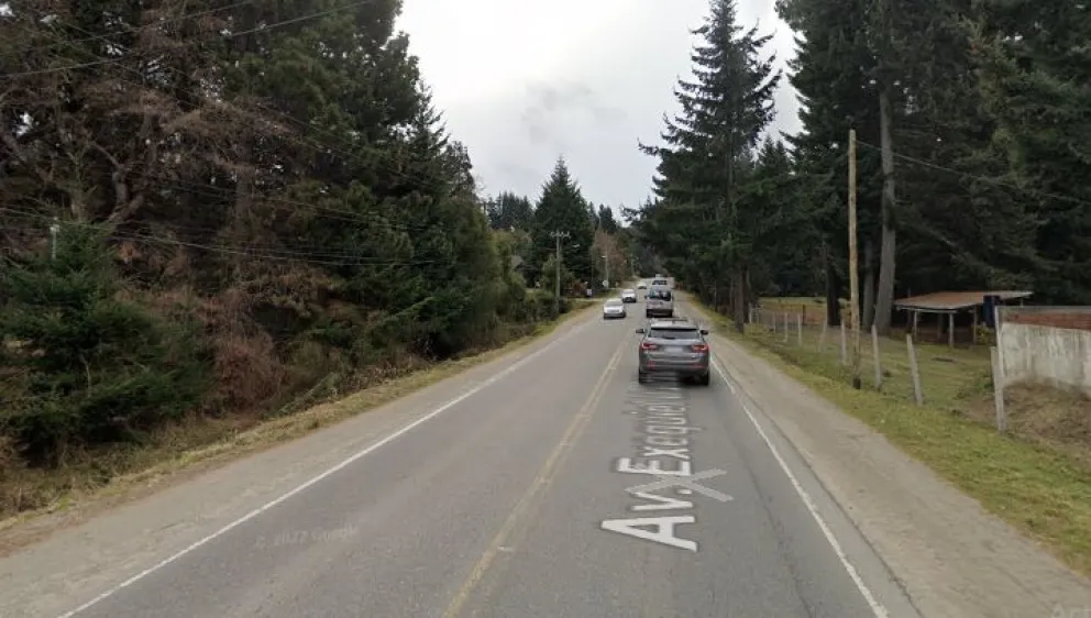 Motociclista intentó sobrepasar a una camioneta que giraba: terminó hospitalizado
