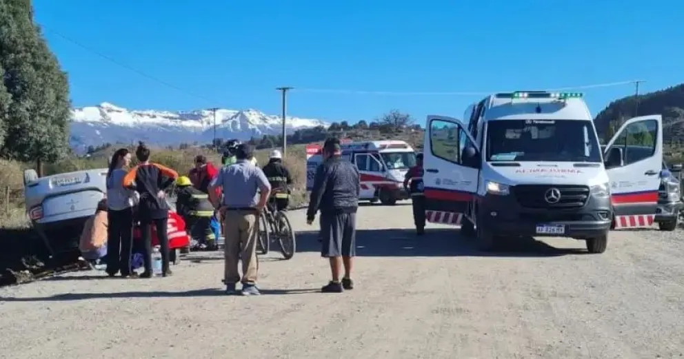 Quiso esquivar un caballo en la ruta y terminó volcando 