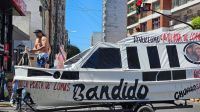 El yate "Bandido" salió a recorrer las calles imitando a Martín Insaurralde y Sofía Clerici 