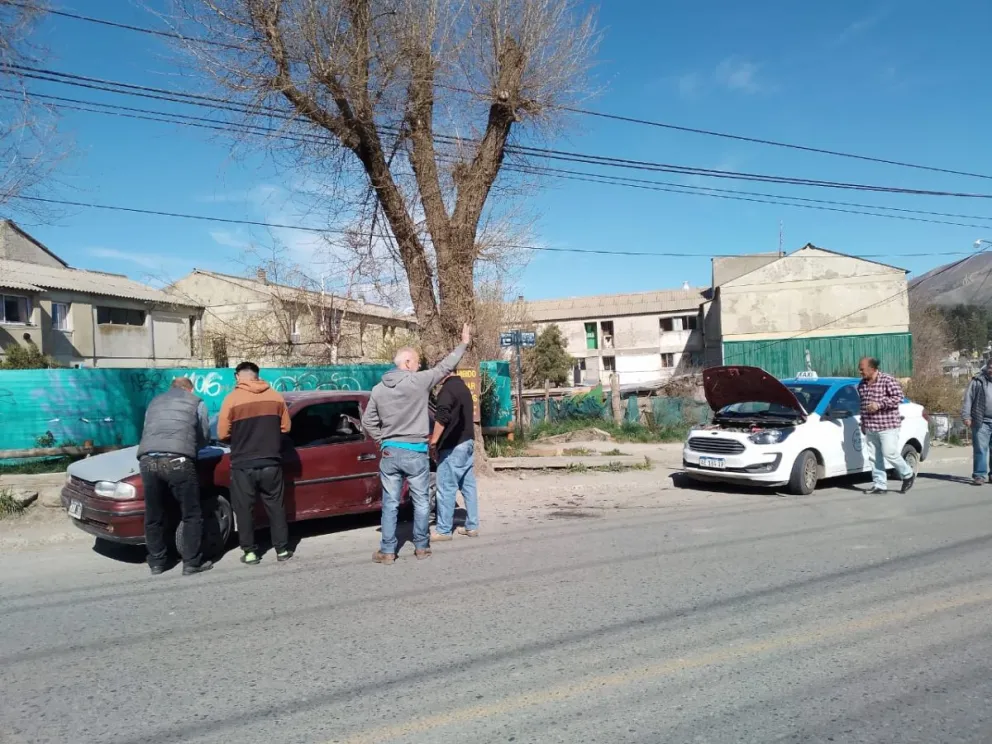 Un taxi chocó un auto estacionado en plena concentración de mujeres y disidencias 