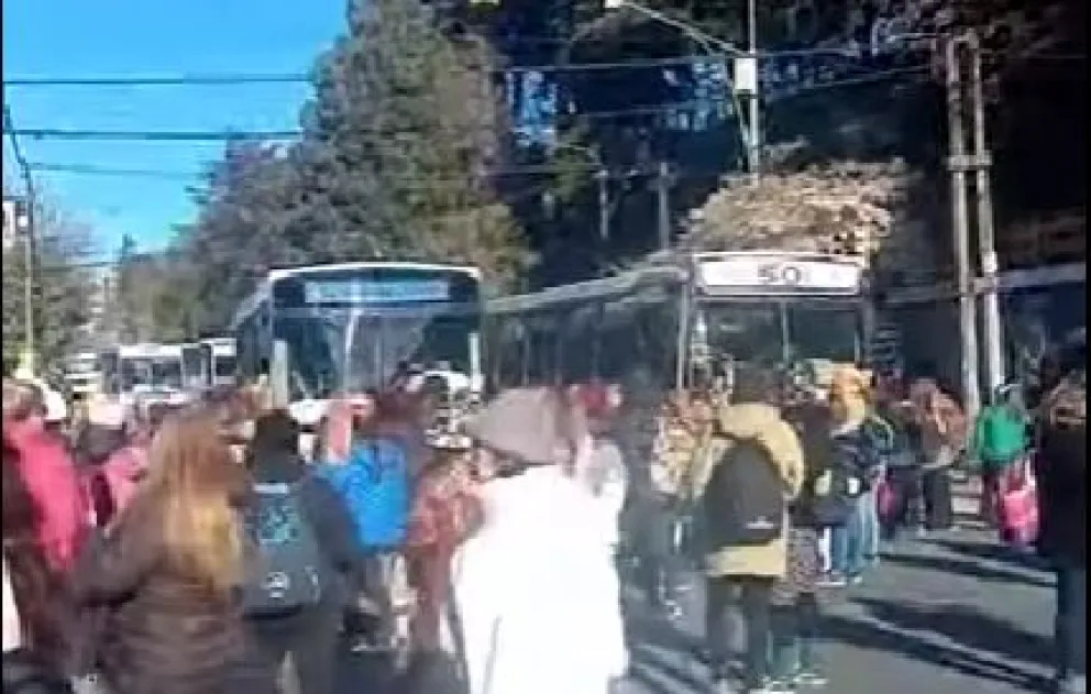 Modifican los recorridos del TUP por la denuncia de agresiones de manifestantes a choferes