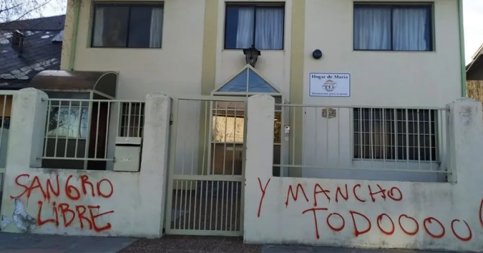 Manifestantes pintaron el frente de ingreso a OPJ