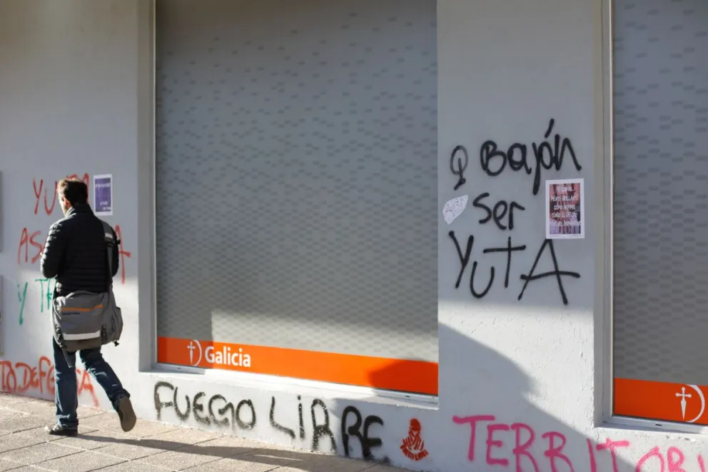 Participantes de la marcha del Encuentro de Mujeres provocaron múltiples destrozos en el centro