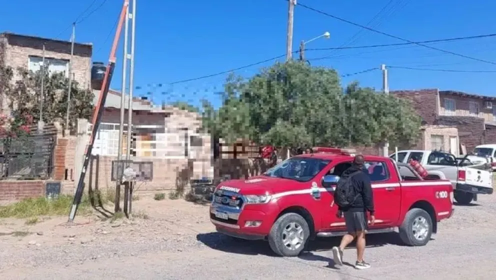 Intentó “colgarse” del sistema eléctrico y terminó hospitalizado con fractura expuesta