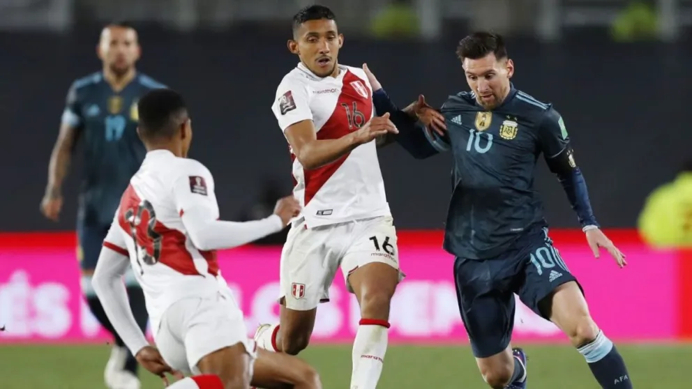 Por las Eliminatorias, Argentina enfrenta a Perú: horario, TV y posibles formaciones