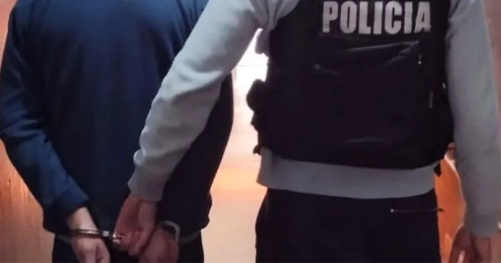 Se iba sin pagar, cuando intervino la policía, los invitó a pelear
