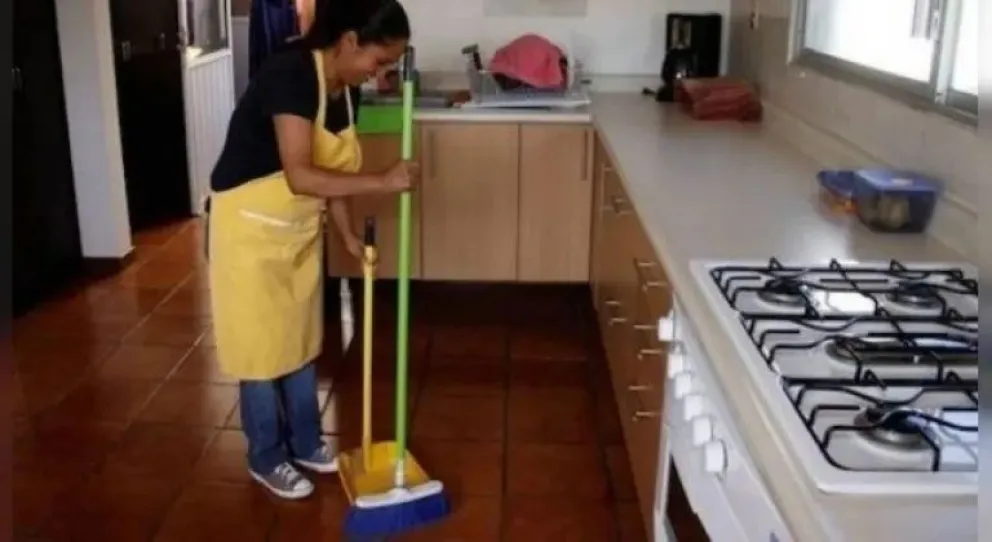Juicio laboral: Tenía a su empleada en negro, la despidió sin causa y por WhatsApp