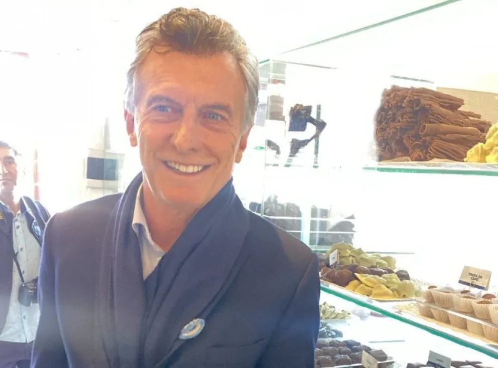 Luego del escrache, Macri terminó comprando chocolates en Dina Huapi