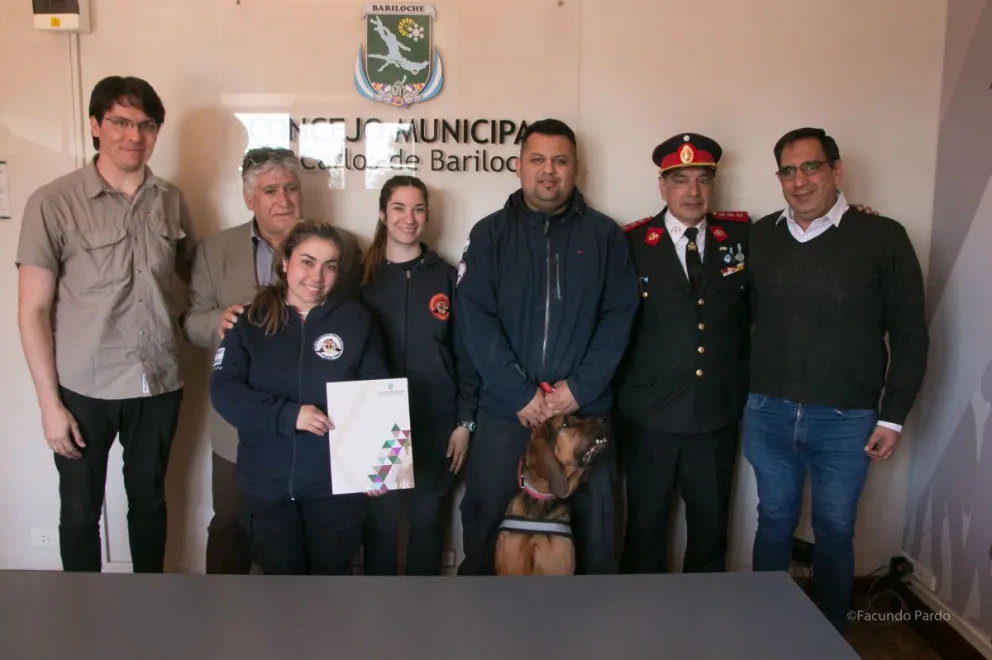 Entregaron formalmente la Declaración de Interés Municipal a la brigada canina de Bomberos Voluntarios Bariloche