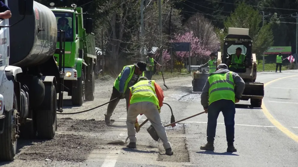 Tras acción judicial de Weretilneck realizan tareas de bacheo entre Bariloche y El Bolsón