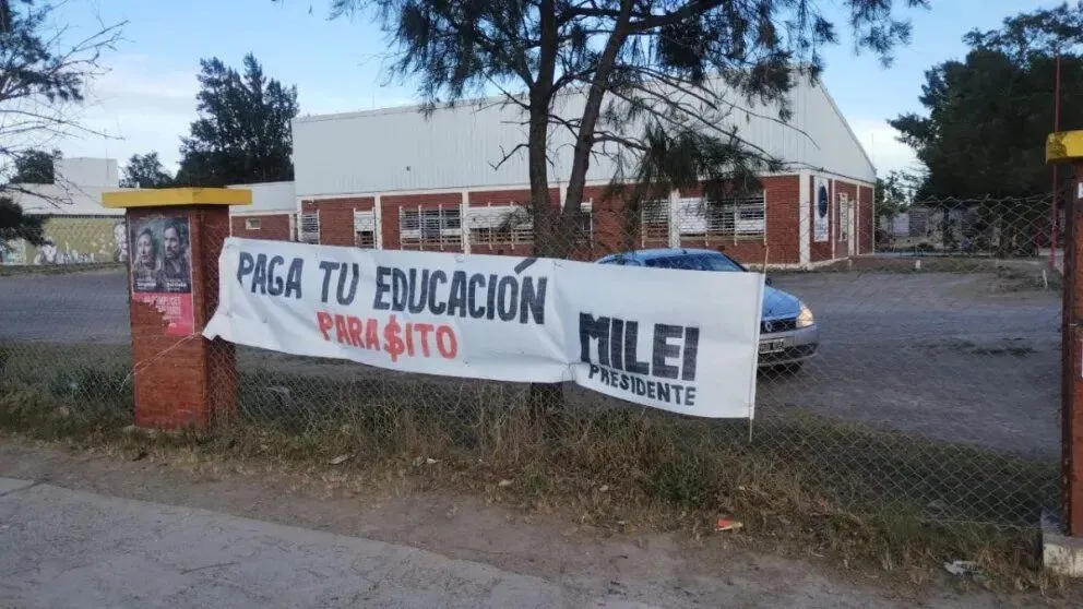 Contundente rechazo de la Universidad del Comahue a un agraviante cartel de militantes de Milei