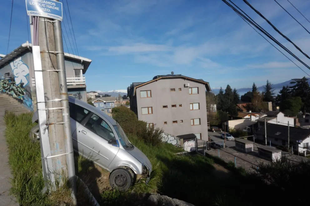 Perdió el control del auto y quedó a punto de desbarrancarse en Segundo Sombra