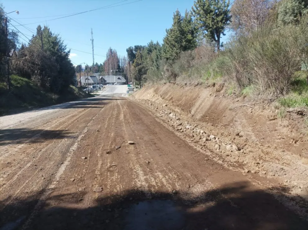 El viejo camino al cerro Catedral cada día más cerca de estar totalmente pavimentado 