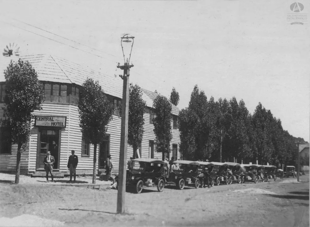 ¿De qué marca eran los autos que unían Bariloche con Neuquén en 1916?