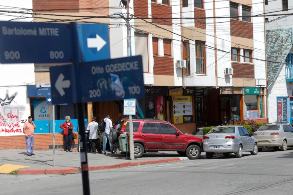 Camioneta sin conductor en plena Mitre chocó contra un auto estacionado
