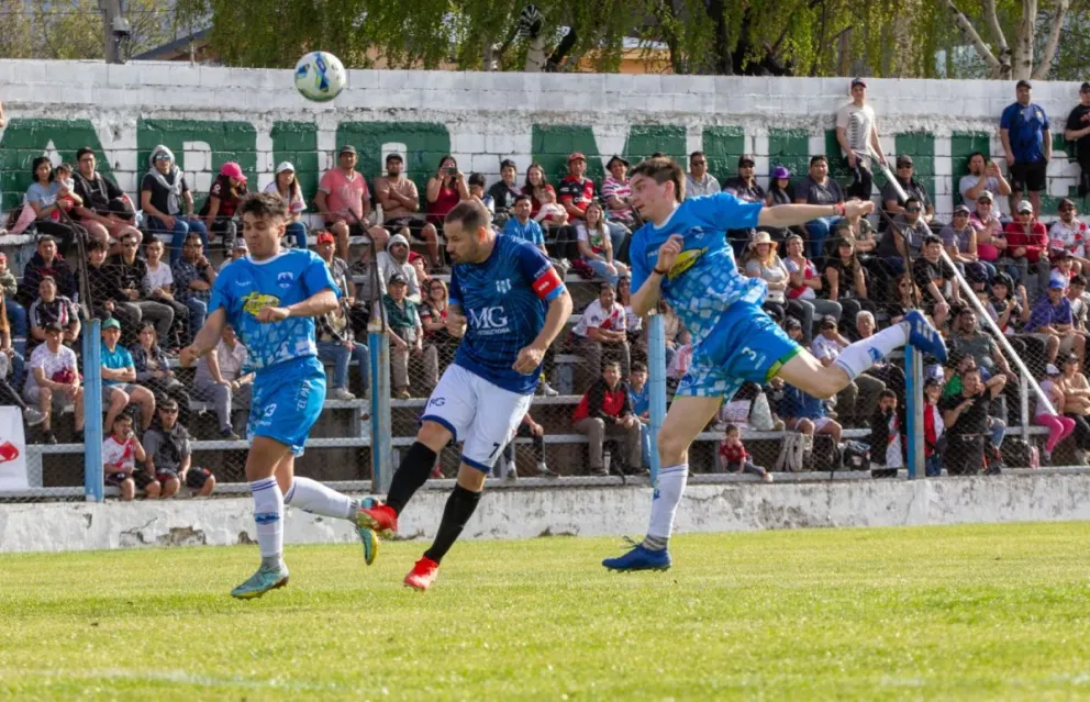 Debutó Mora en Alas: dos goles y mucha ilusión para todo Bariloche
