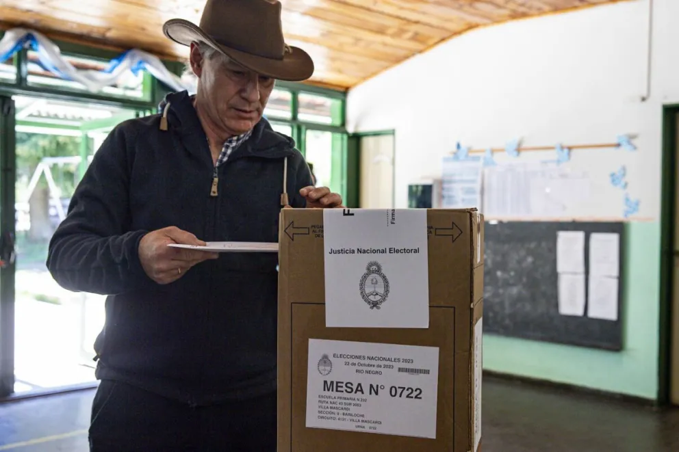 Holan, director y entrenador emitió su voto en Villa Mascardi