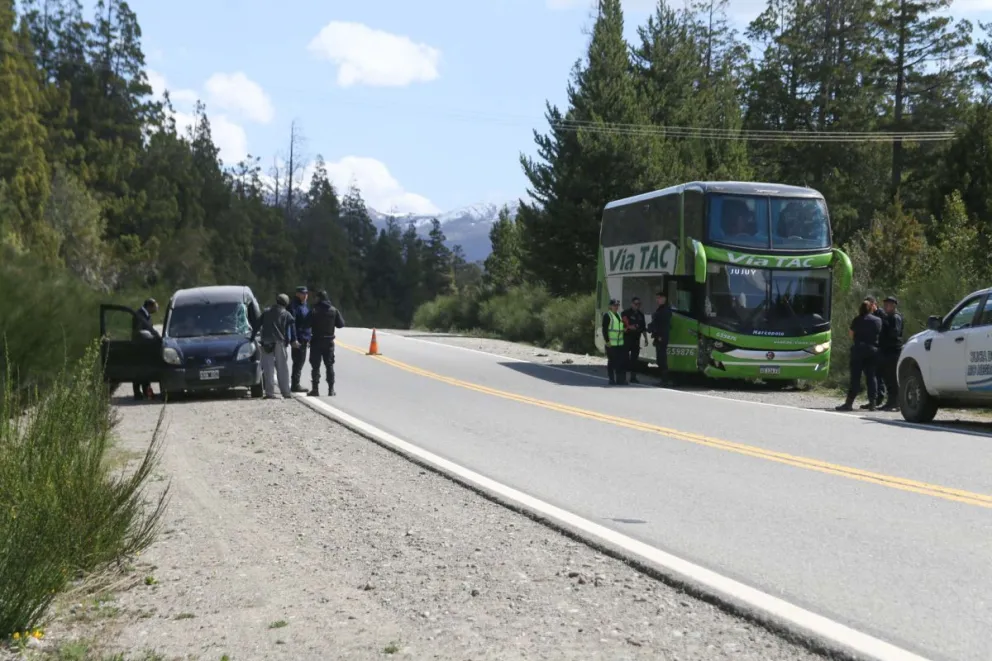Fuerte choque entre un colectivo y una Kangoo en lago Gutiérrez