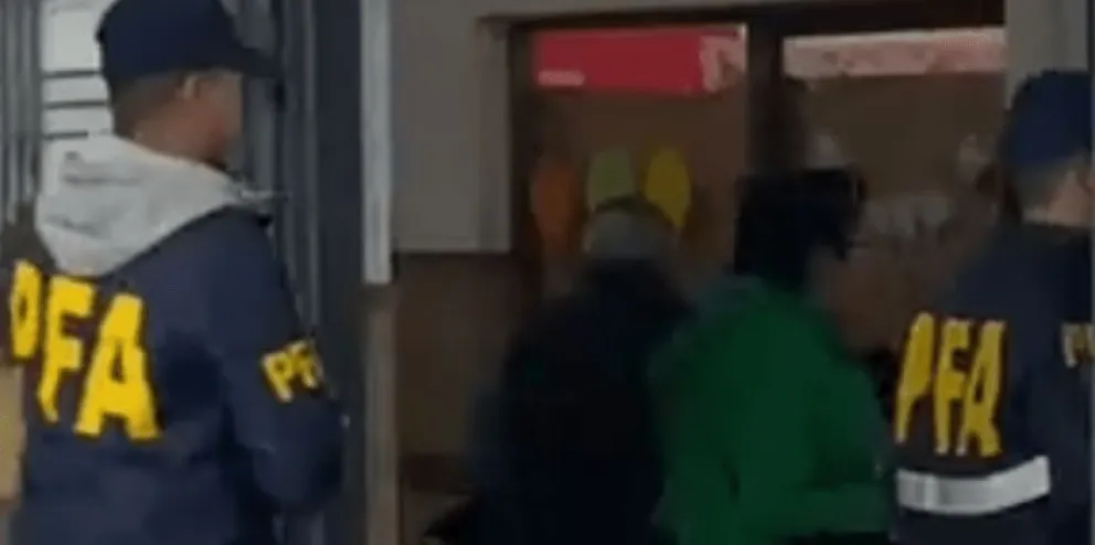 Un joven ingresó al cuarto oscuro y orinó las boletas
