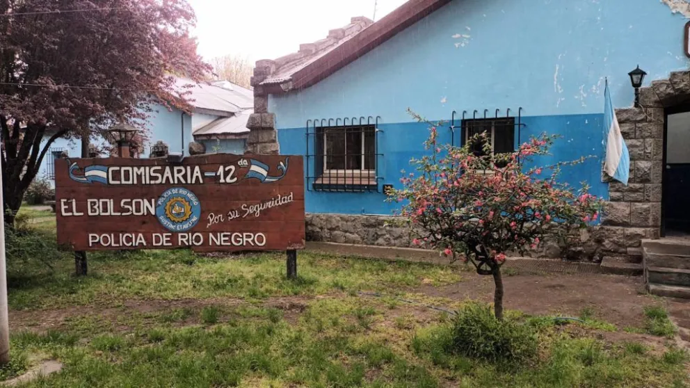 Imputaron a una agente policial de El Bolsón por “bailar” a una detenida
