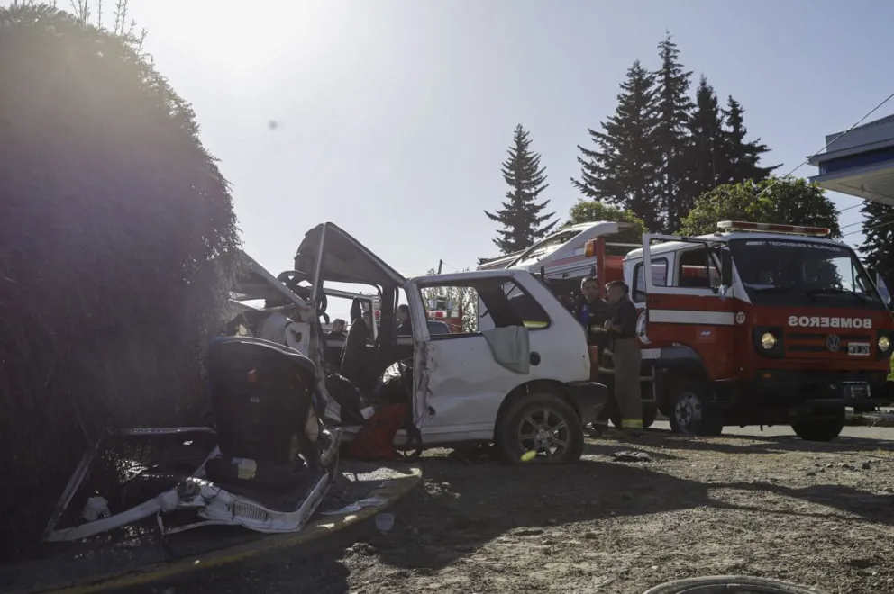 Violenta colisión en Brown y Beschtedt: un auto se quedó sin frenos y chocó con la plazoleta
