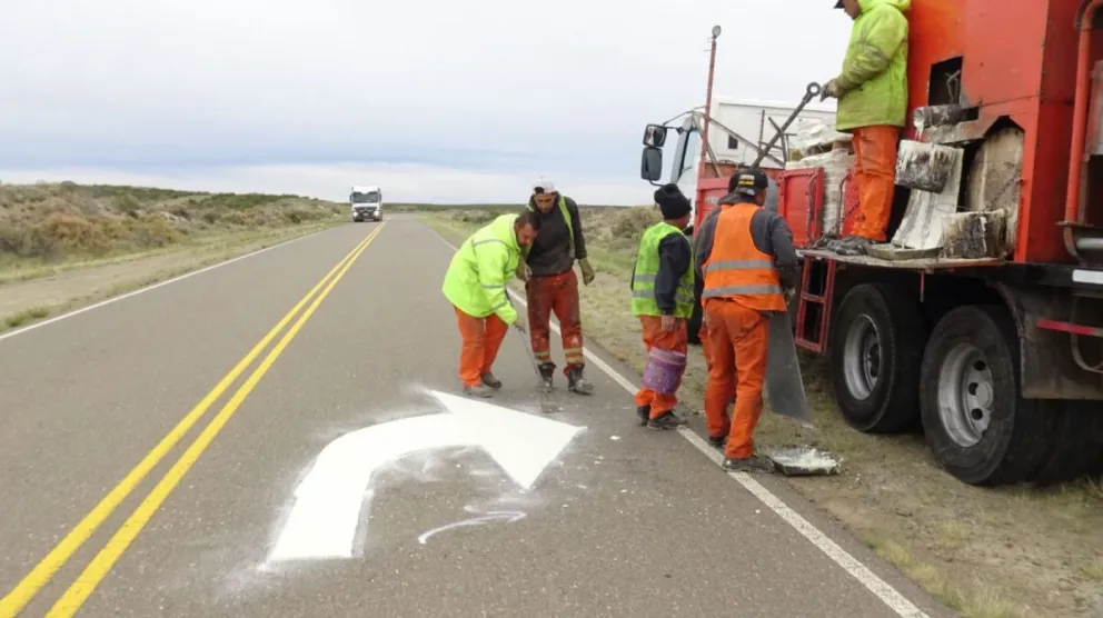 R.N. N°23: Comenzaron las tareas de señalización horizontal desde el km 0 hasta Jacobacci