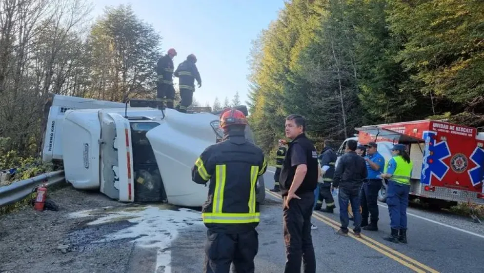 El vuelco de un camión en Villa La Angostura provoca un corte en la Ruta 40