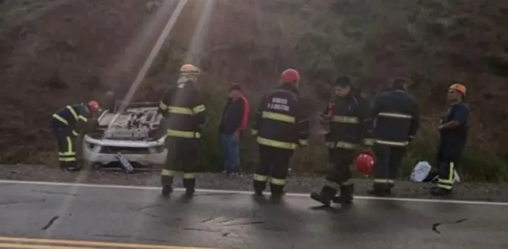 Tres personas heridas tras un vuelco en la Ruta 237