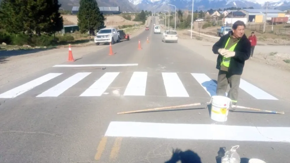 Continúan los trabajos de demarcación de sendas peatonales en la Av. Juan Marcos Herman