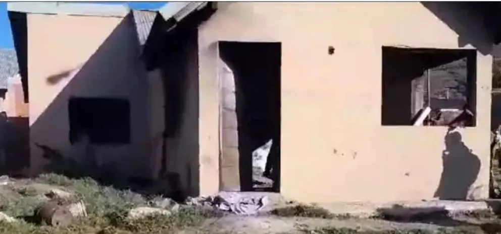 Cansados de los robos, vecinos quemaron una casa que delincuentes usaban de "aguantadero"