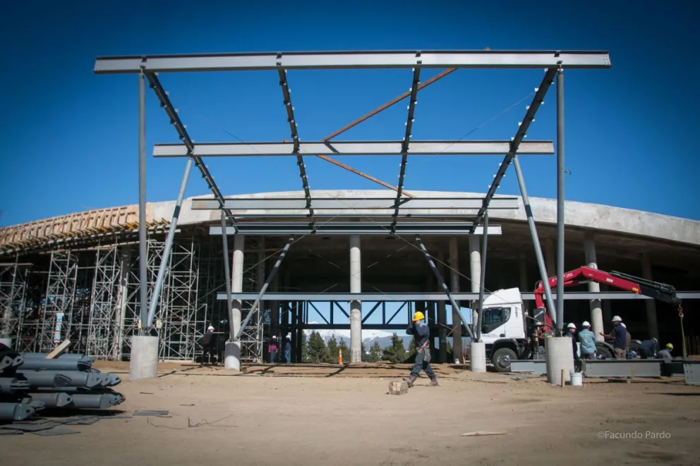 Weretilneck describió el estado de las obras de Bustillo, la nueva Terminal y del Hospital