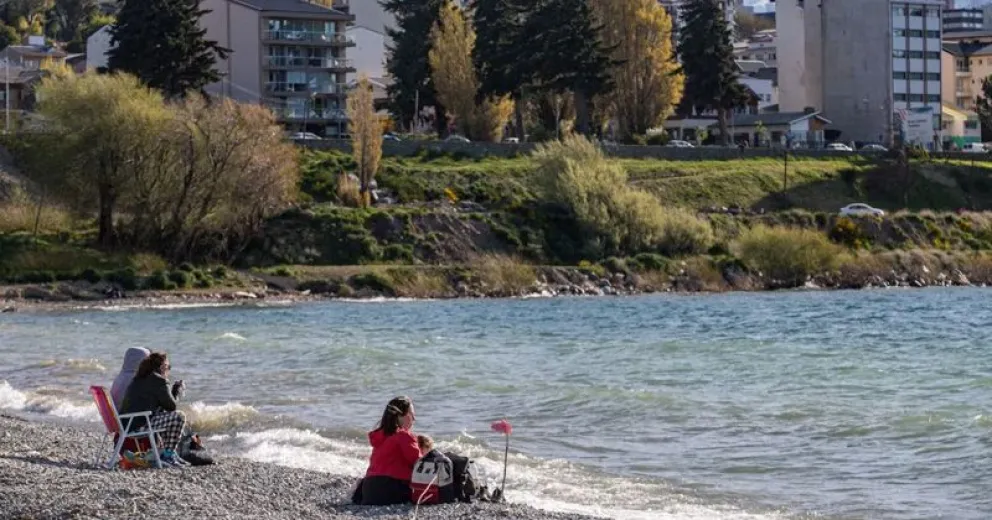 Previo a que se descomponga el clima, vecinos disfrutaron de la playa Centenario