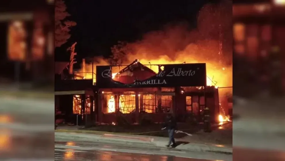 Se prendió fuego una sucursal de una reconocida parrilla de la región 