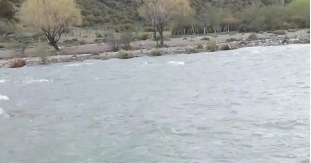 Volvían a caballo desde la escuela, al cruzar el río se cayeron y perdieron todas sus pertenencias
