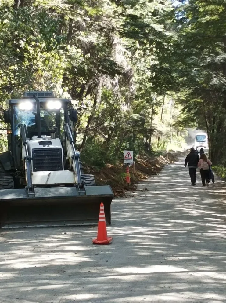 Precaución por maquinaria trabajando en Villa Los Coihues y lago Gutiérrez