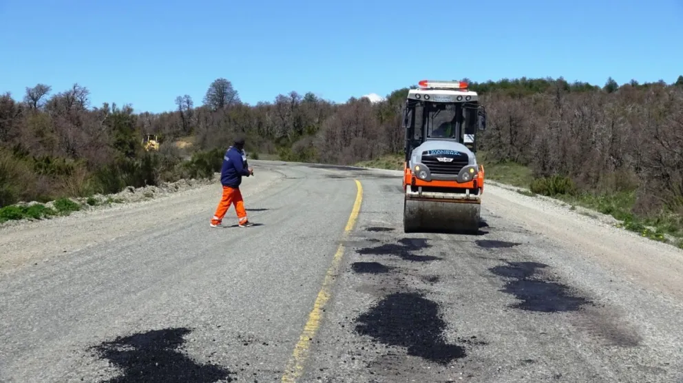 Avanzan las tareas de bacheo en Ruta 40 entre Bariloche y El Bolsón