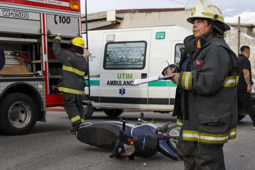 Viajaba de acompañante en una motocicleta y sufrió una fractura tras choque con un auto