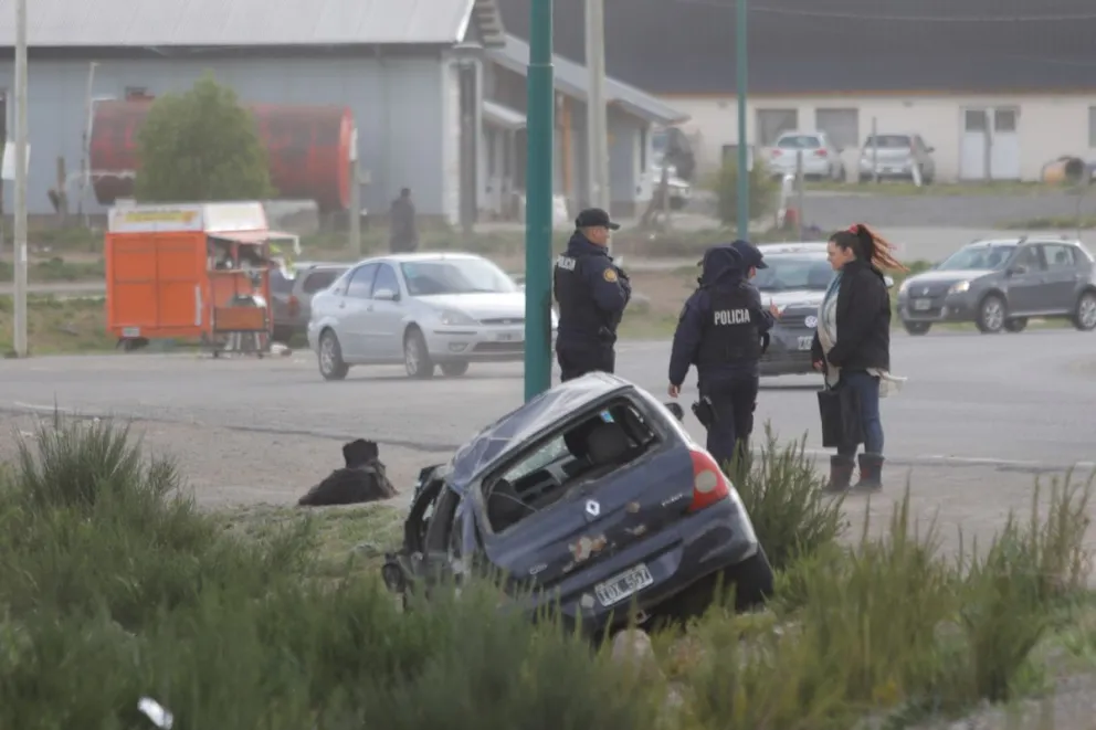 Un auto quedó destruido tras volcar en un zanjón: su conductor resultó ileso