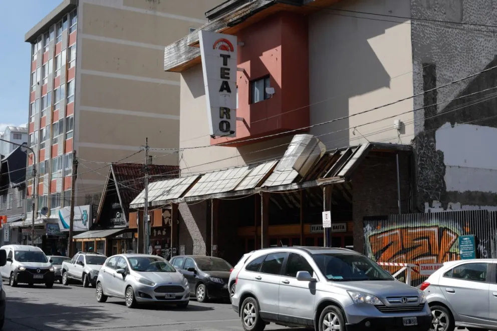 Por las intensas ráfagas de viento, comenzó a levantarse la marquesina del Teatro La Baita