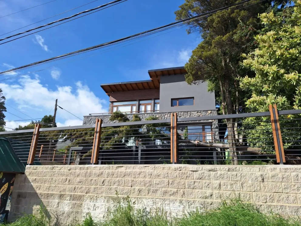 Se desplomó un árbol sobre el terreno de una vivienda en el km 4 de Bustillo