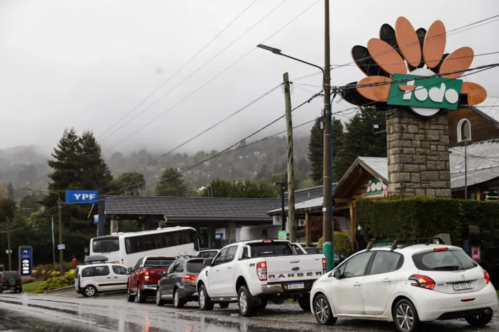 Largas filas de vehículos en las estaciones de servicio tras desabastecimiento en Bariloche