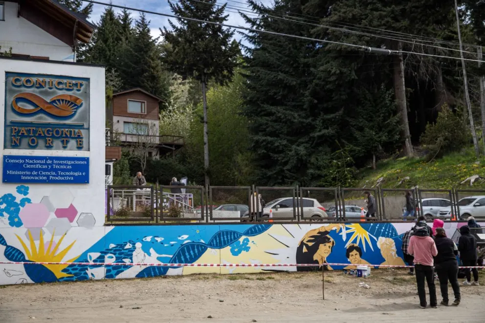 Pintaron el mural sobre Derechos Humanos en la fachada del CONICET