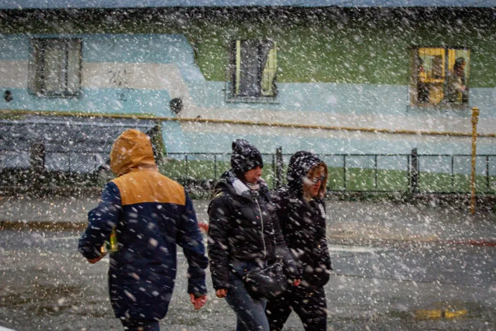 La nieve llegó con ganas a los barrios altos de la ciudad