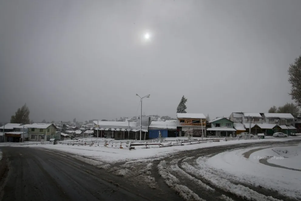 Bariloche despertó a oscuras por el corte de energía programado y tapada de nieve