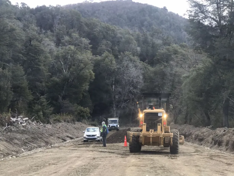 Villa Traful: Lento avance del asfalto de la Ruta 65