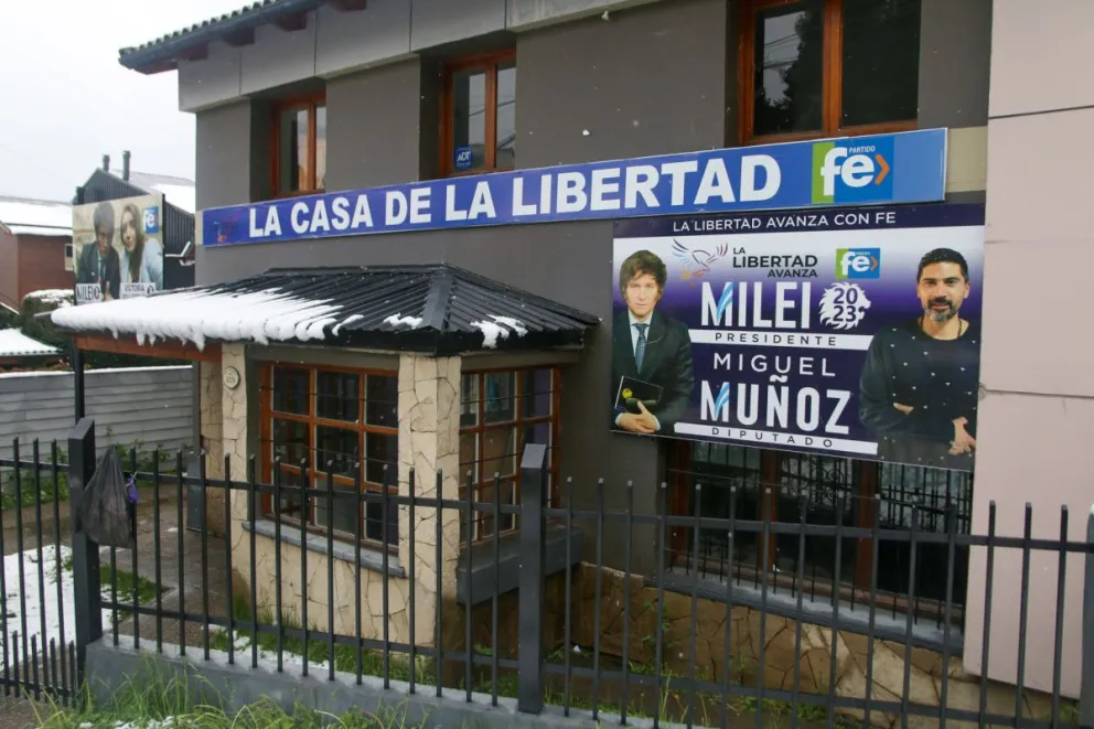 ¿Quién prendió fuego la puerta del bunker del partido de Milei en Bariloche?