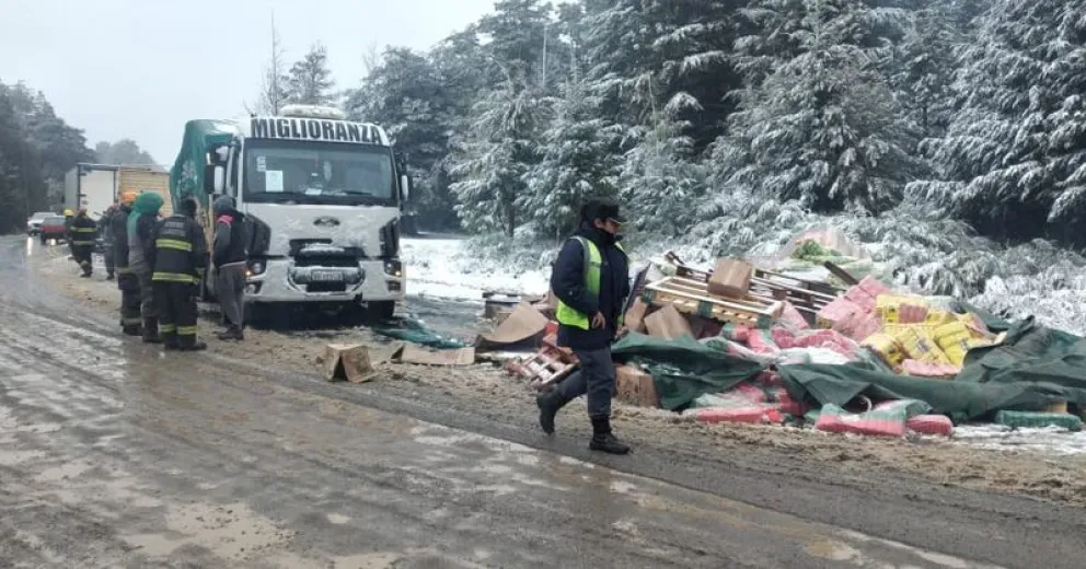 Cayó la carga de un camión cerca de La Angostura: despejaron la zona