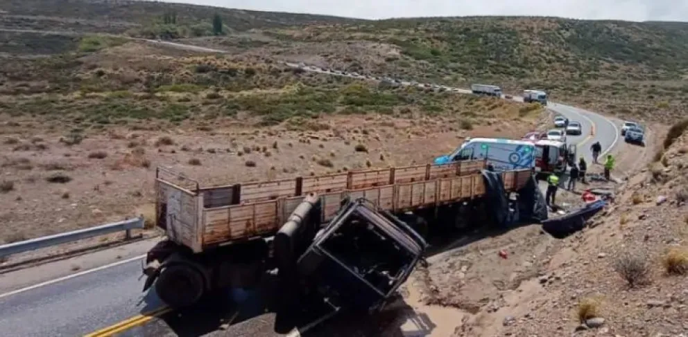 Por las fuertes ráfagas de viento, un camión de gran porte volcó cerca del puente de Collón Curá