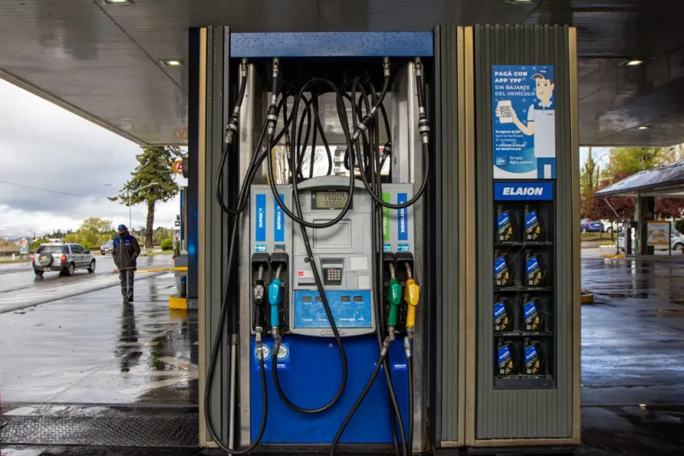 De a poco, comienza a normalizarse el abastecimiento de combustible en Bariloche
