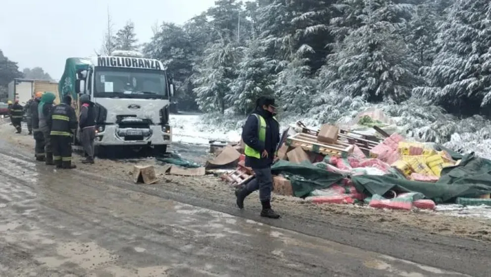 Impactante vuelco de camión con carga de alimentos en medio de temporal de nieve
